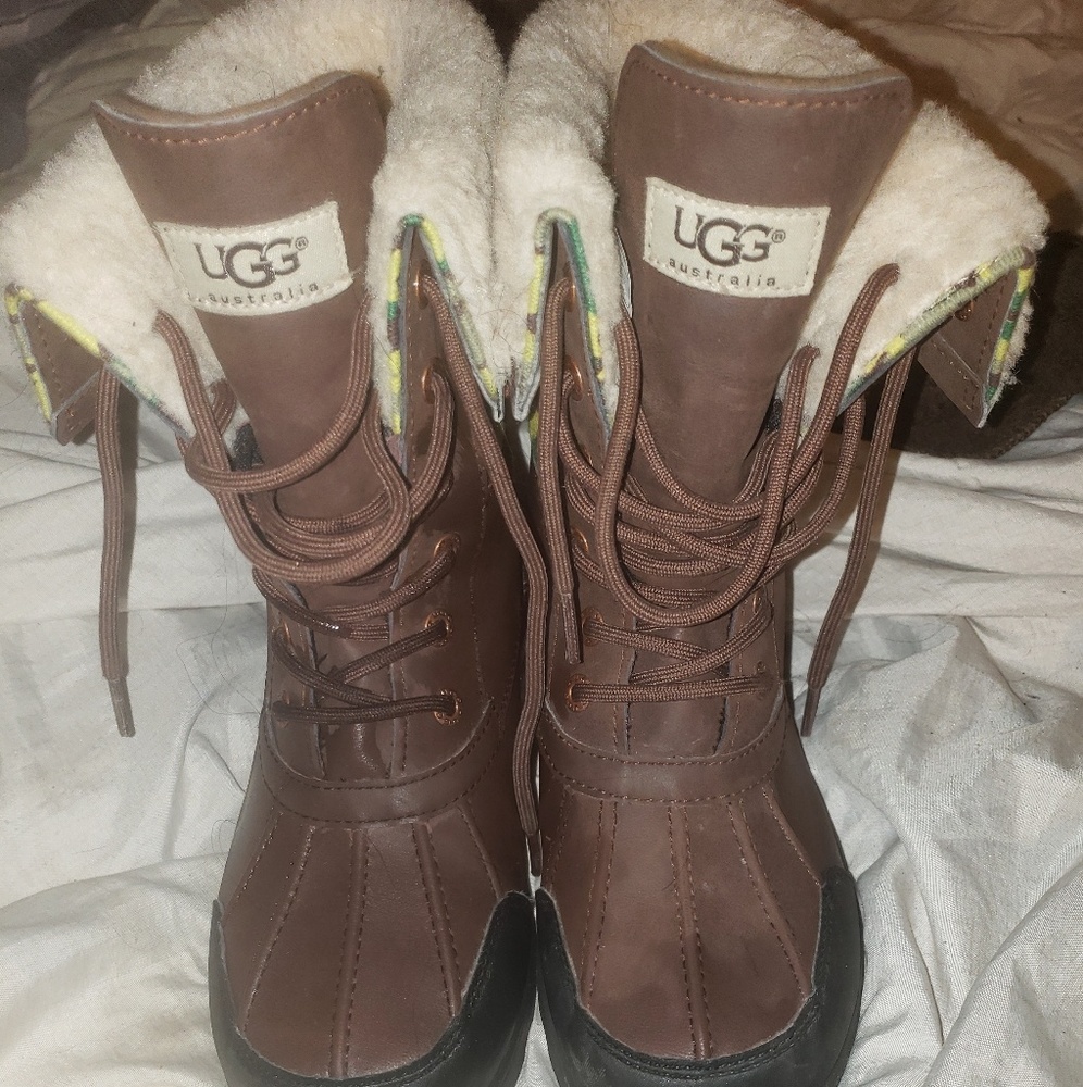Boys ugg boots size 6